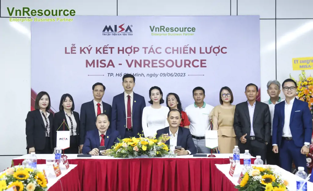 Lễ ký kết thỏa thuận hợp tác chiến lược giữa MISA và VnResource được đại diện 2 đơn vị thống nhất triển khai bằng hình thức ký số ngay trên điện thoại di động, thể hiện tinh thần chuyển đổi số hướng tới phát triển hệ sinh thái nền tảng số.