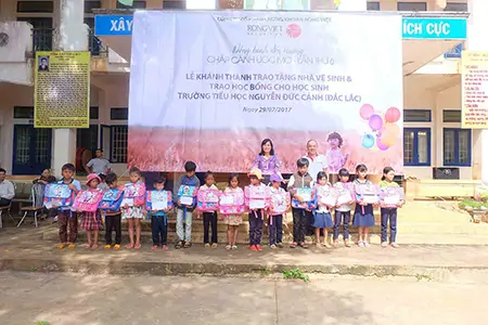 Ông Nguyễn Thúc Vinh - Thành viên BKS Công ty CPCK Rồng Việt trao các phần học bổng cho các em