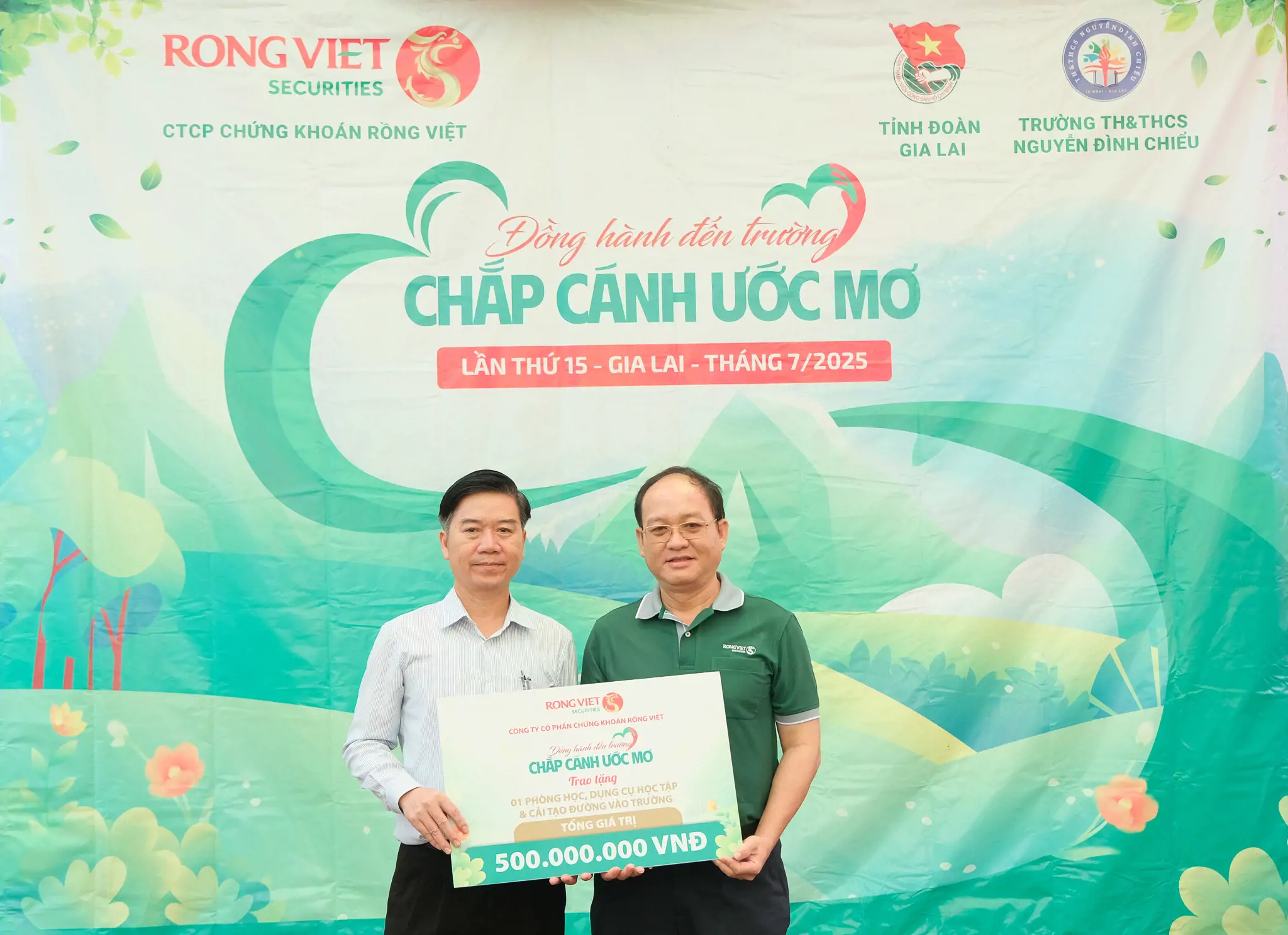 Chứng khoán Rồng Việt đồng hành đến trường cùng học sinh Gia Lai trước thềm năm học mới 