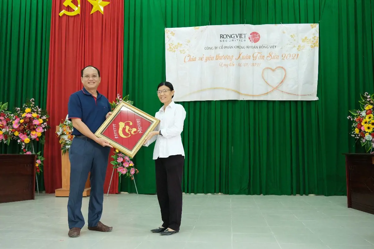 Bà Nguyễn Thị Dạ Thảo, Huyện Ủy viên, Chủ tịch Hội Liên Hiệp Phụ nữ Huyện Thủ Thừa, tỉnh Long An gửi tặng quà tri ân cho đoàn Rồng Việt