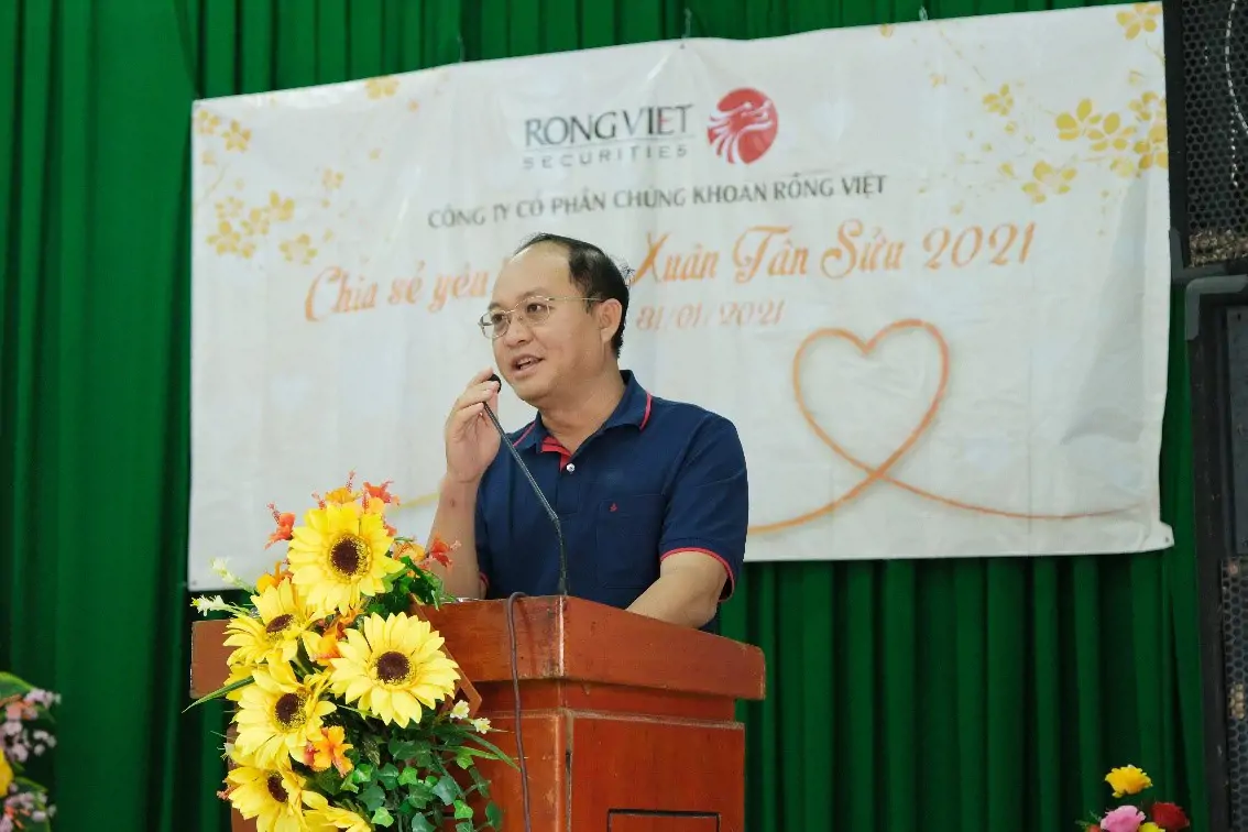 Ông Nguyễn Miên Tuấn – Chủ tịch Hội đồng quản trị chia sẻ với bà con xã Mỹ Lạc