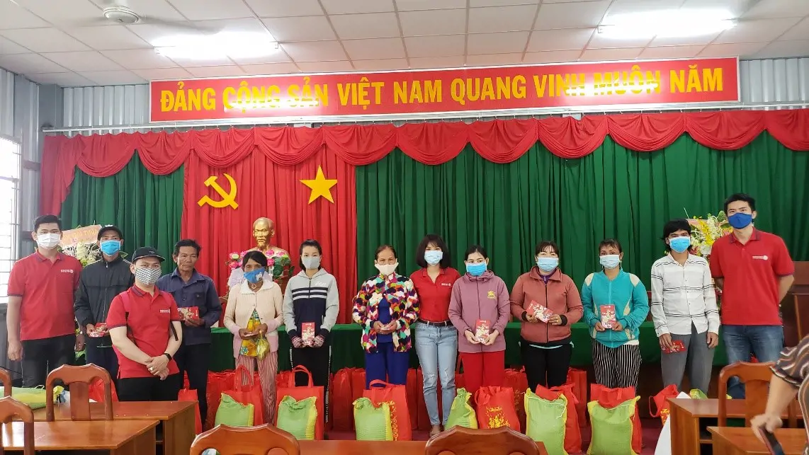 Ông Trần Quang Khải – Thành viên Ban chấp hành Công đoàn cùng các Anh Chị CBNV Rồng Việt trao quà cho bà con xã Tân Long