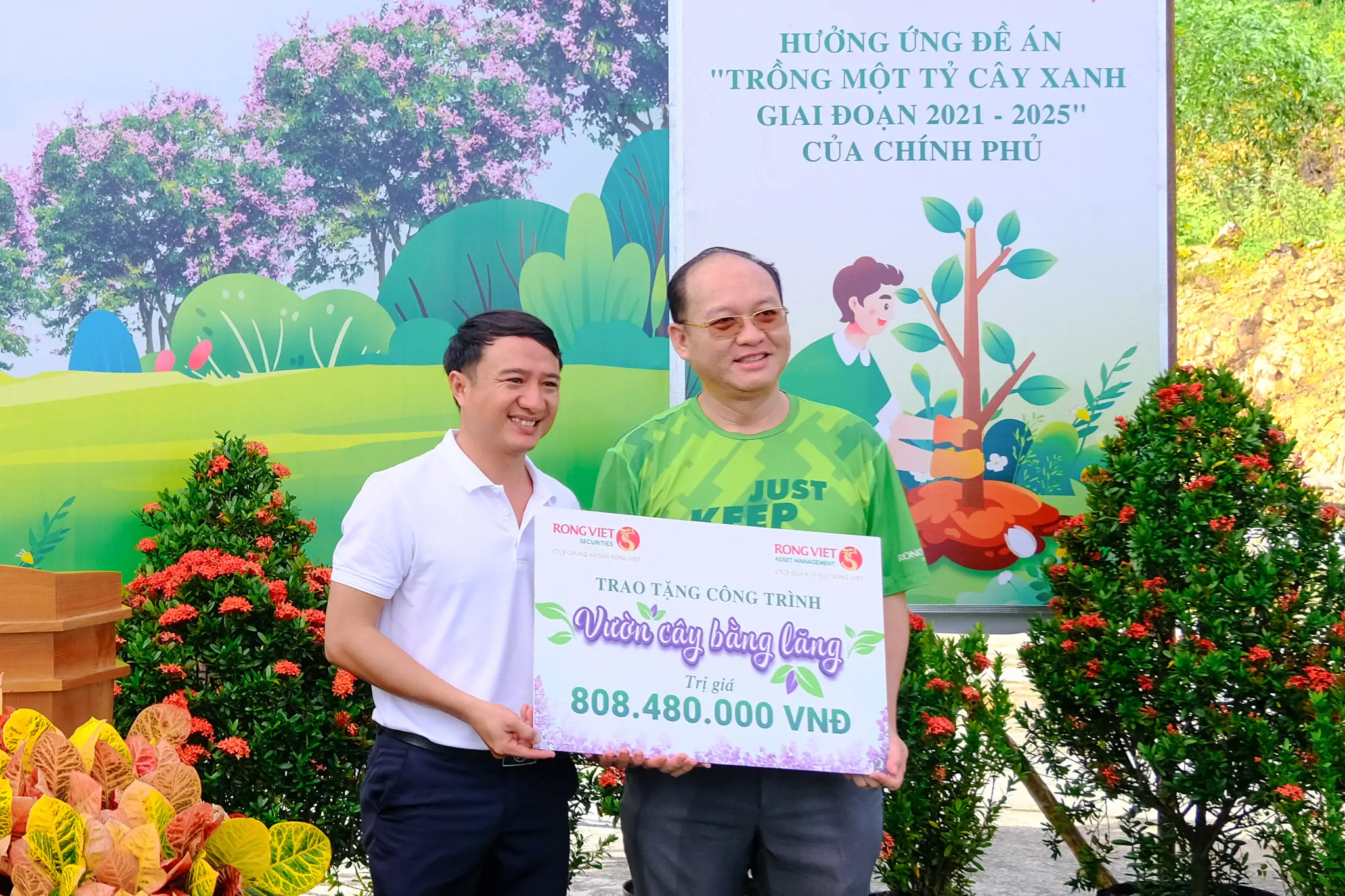 Ông Nguyễn Miên Tuấn - Chủ tịch Hội đồng quản trị Rồng Việt (bên phải) trao tặng công trình ”Vườn cây bằng lăng” đến phường Phú Thủy 
