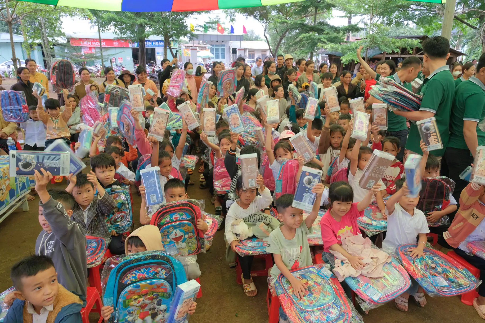 125 phần quà cho các em học sinh, mỗi phần gồm ba lô và hộp bút