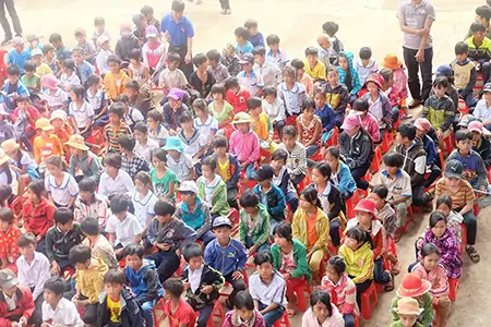 Các em học sinh trường tiểu học Nguyễn Đức Cảnh háo hức tập trung tại sân trường