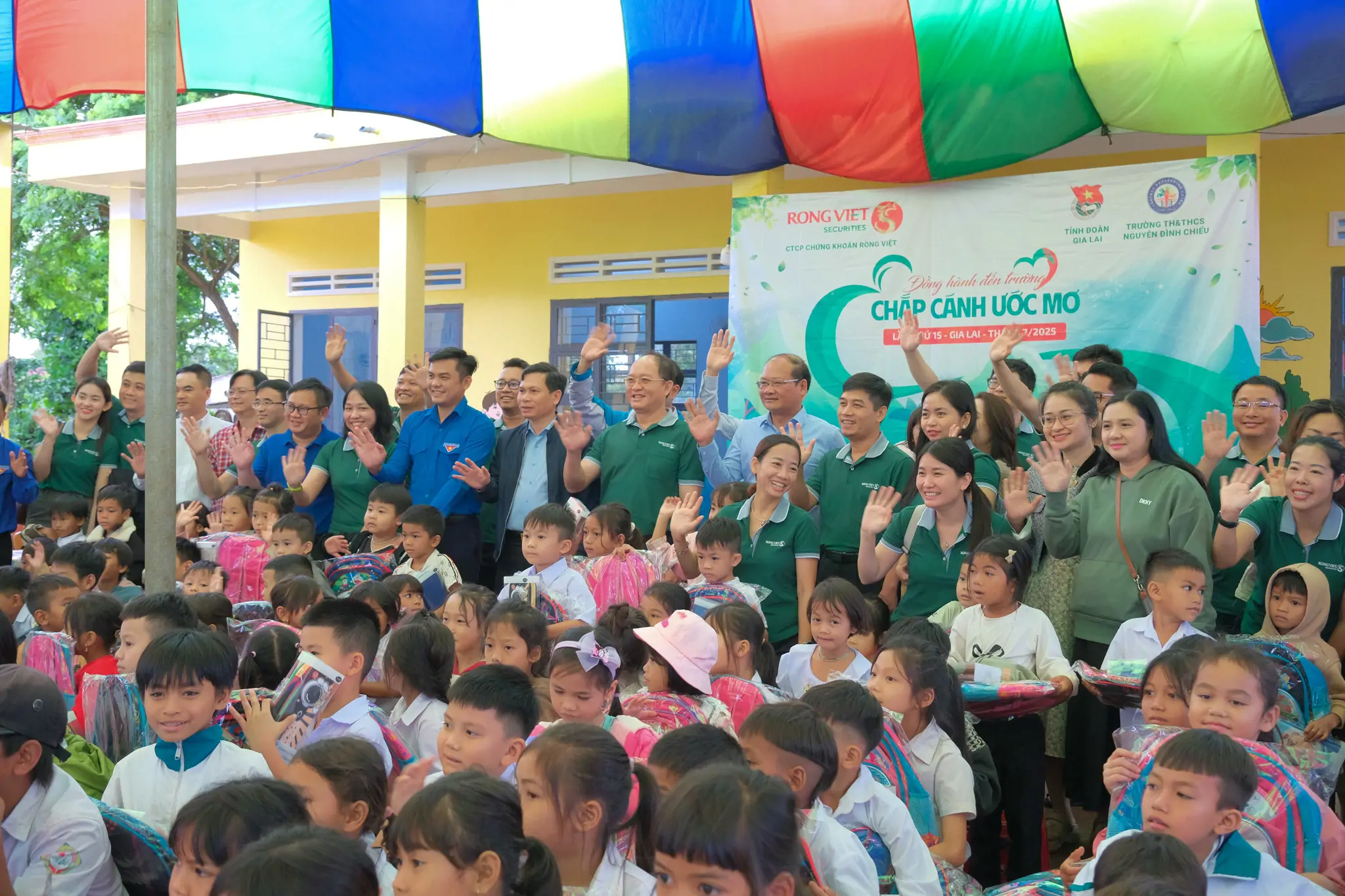 đồng hành đến trường