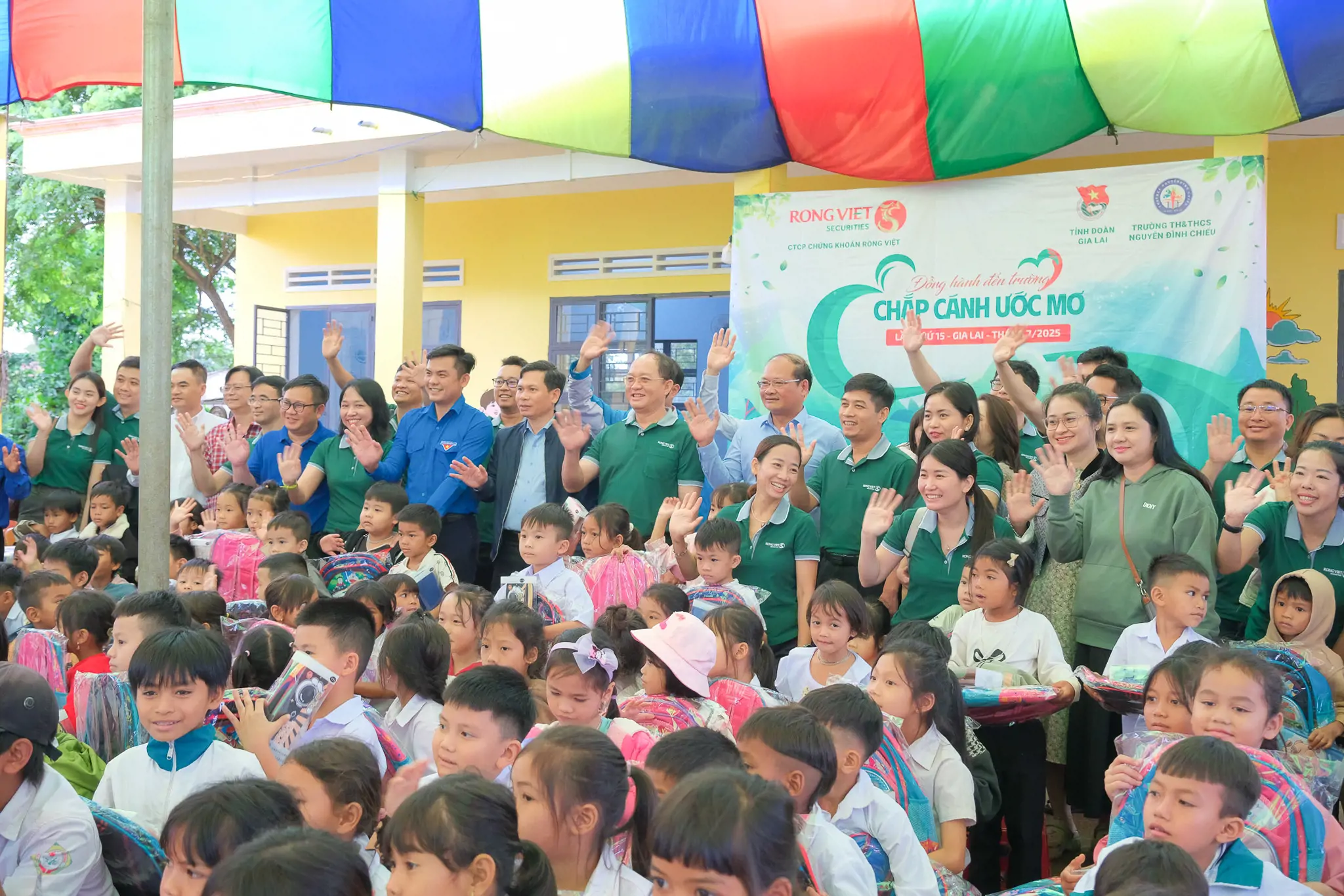 rồng việt đồng hành đến trường chắp cánh ước mơ