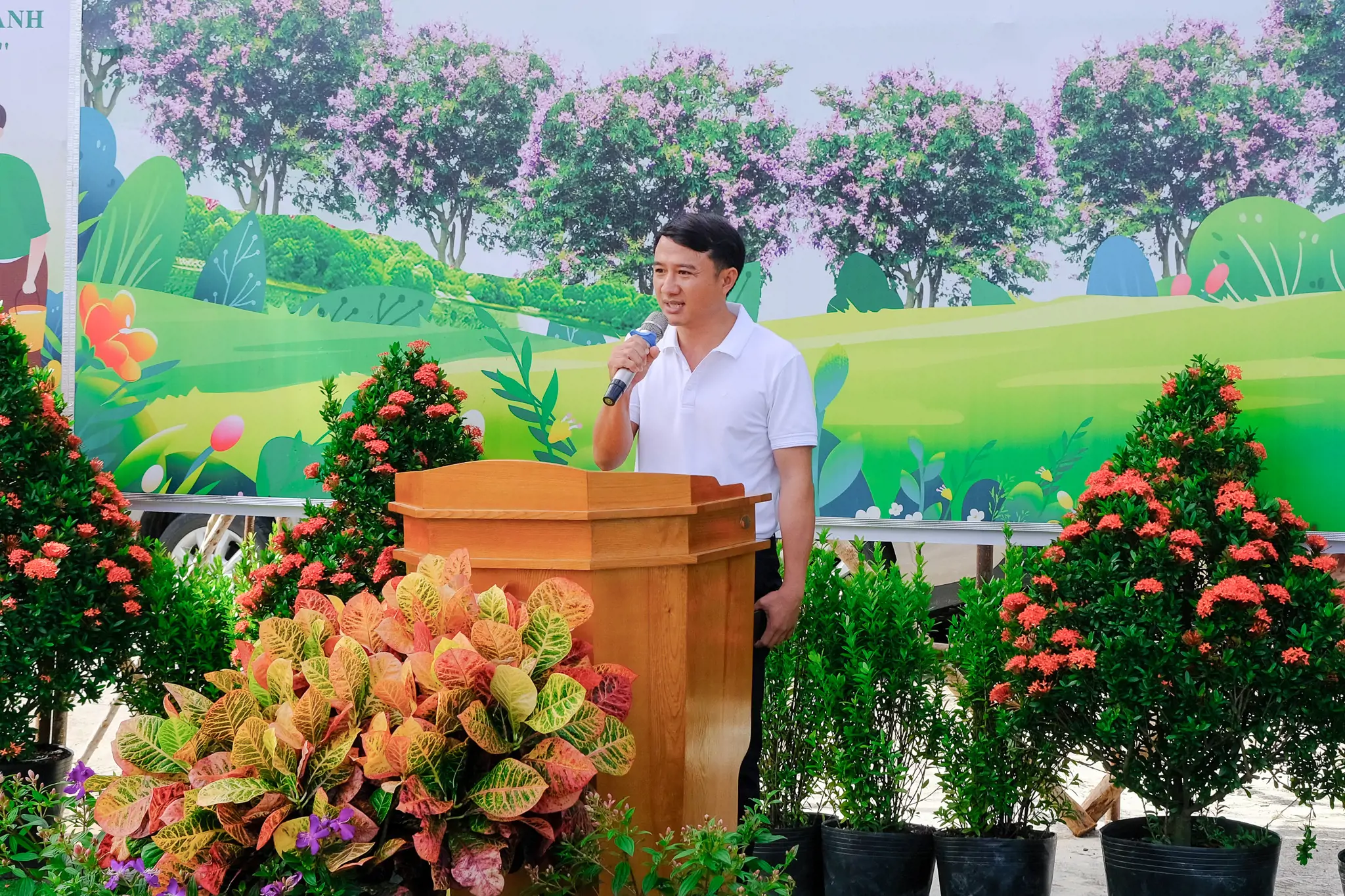 Ông Nguyễn Văn Nghị đại diện UBND phường Phú Thủy phát biểu tại chương trình 