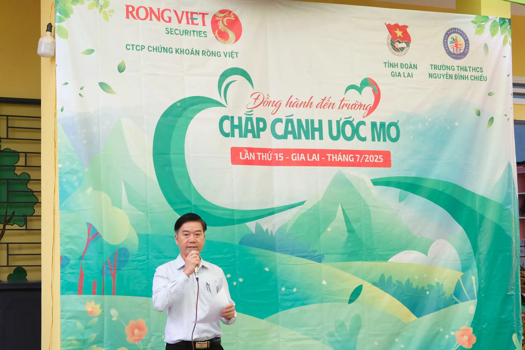 Thầy Nguyễn Văn Biên – Hiệu trưởng nhà trường bày tỏ sự trân trọng với những đóng góp của Rồng Việt